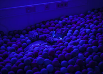 Yleisö uppoutumassa –  Valtteri Raekallion Neuromaani-esitys Marian sairaalassa (2016).