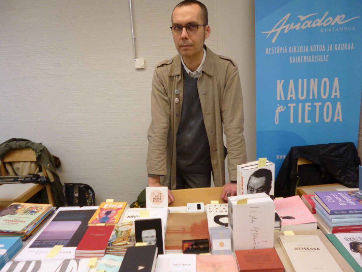 Antti Nylén Tekstin talon kirjamyyjäisissä 2023. Kuva: Hannele Salminen