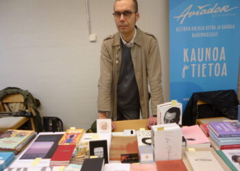 Antti Nylén Tekstin talon kirjamyyjäisissä 2023. Kuva: Hannele Salminen