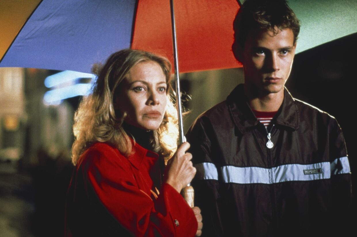 Cecilia Roth (Manuela) ja Eloy Arozín (Esteban) Pedro Almodóvarin elokuvassa Kaikki äidistäni (1999). Kuva: El Deseo S.A.