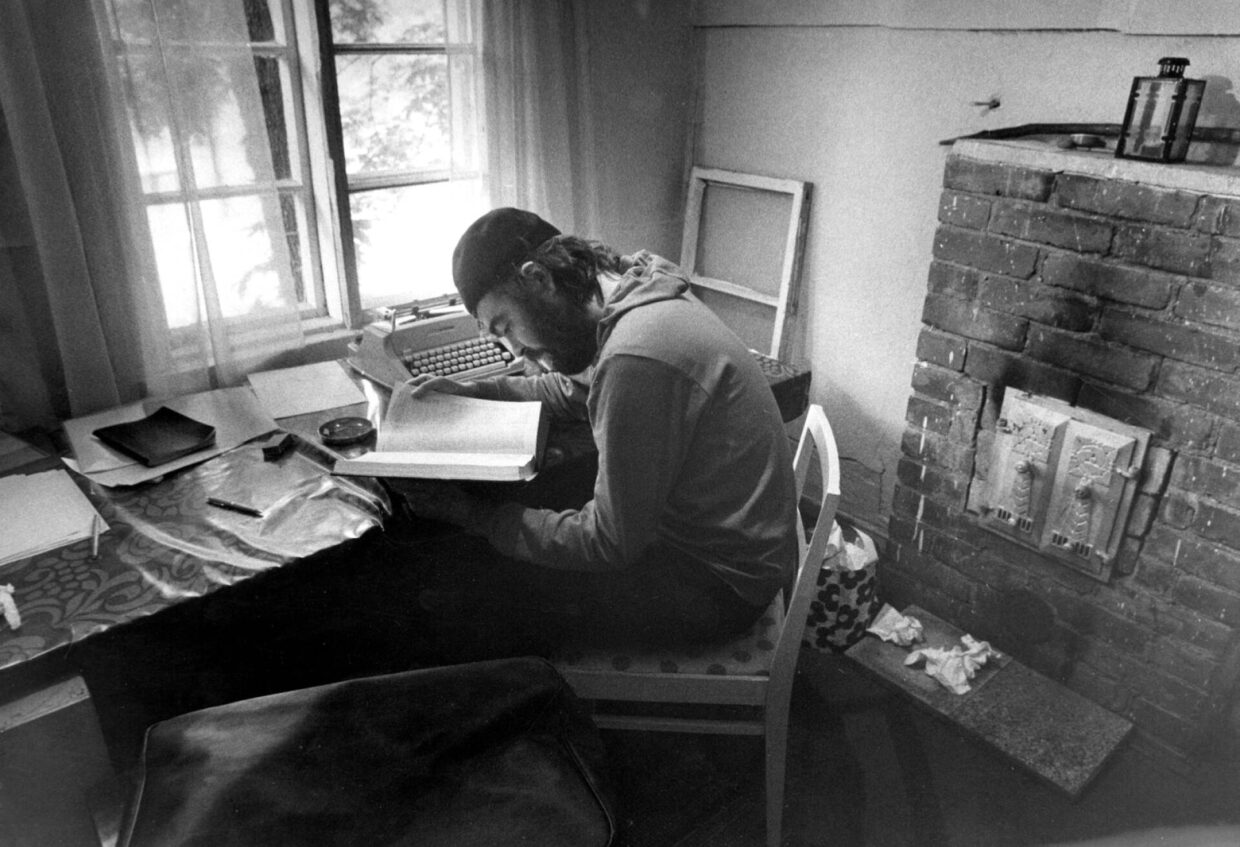 Pentti Saarikoski Odysseia-käännöksensä parissa vuonna 1972. Kuva: Pentti Koskinen / Helsingin Sanomat