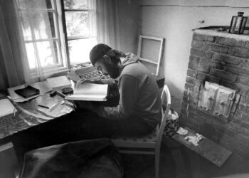 Pentti Saarikoski Odysseia-käännöksensä parissa vuonna 1972. Kuva: Pentti Koskinen / Helsingin Sanomat