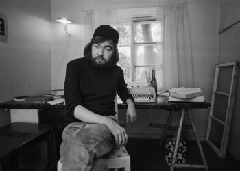 Kirjailija Pentti Saarikoski työhuoneessaan Siuntiossa 7.7.1971. Kuva: Helge Heinonen / JOKA