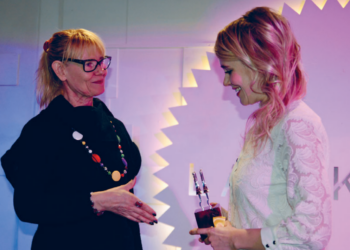 Marita Nyrhinen ojentaa Kritiikin Kannukset Personal Symphonic Moment -teoksen luoneelle Elina Piriselle. Kuvat: Jouni Viitala