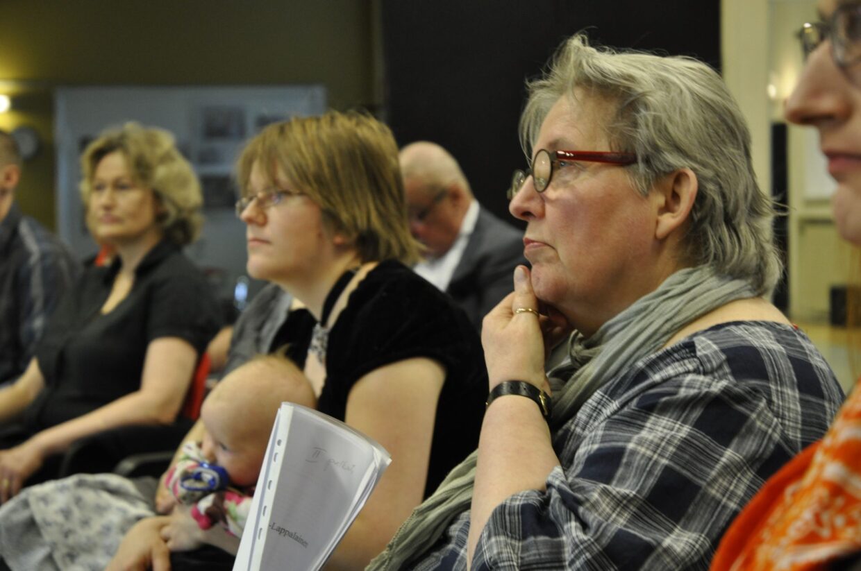 Pirkko Heikkinen Etelä-Savon Taidetoimikunnan järjestämän lastenkirjakirjoituskilpailun palkintojenjakotilaisuudessa huhtikuussa 2012 Suomen Nuoriso-opiston Paukkulinnassa. Kuva: Riitta Moisander