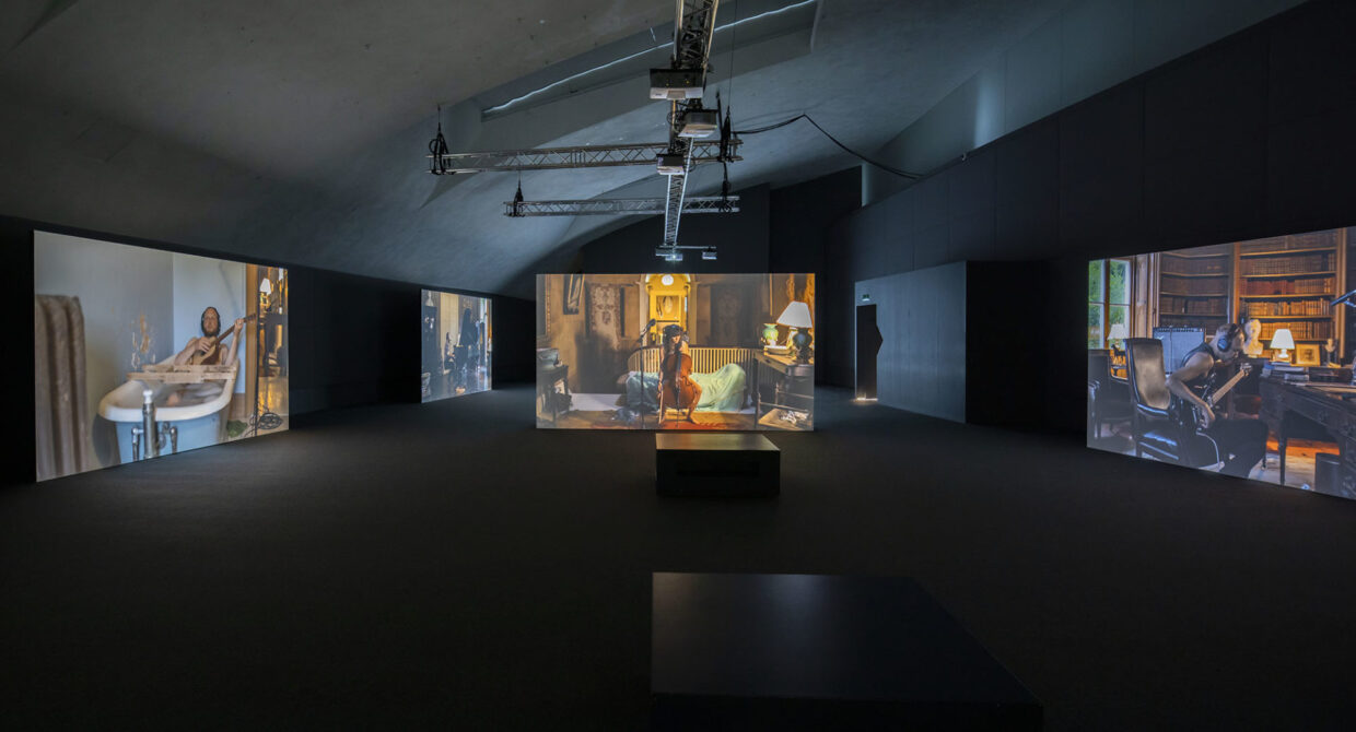 Ragnar Kjartanssonin The Visitors -teos Kiasmassa. Kuva: Petri Virtanen / Kansallisgalleria.