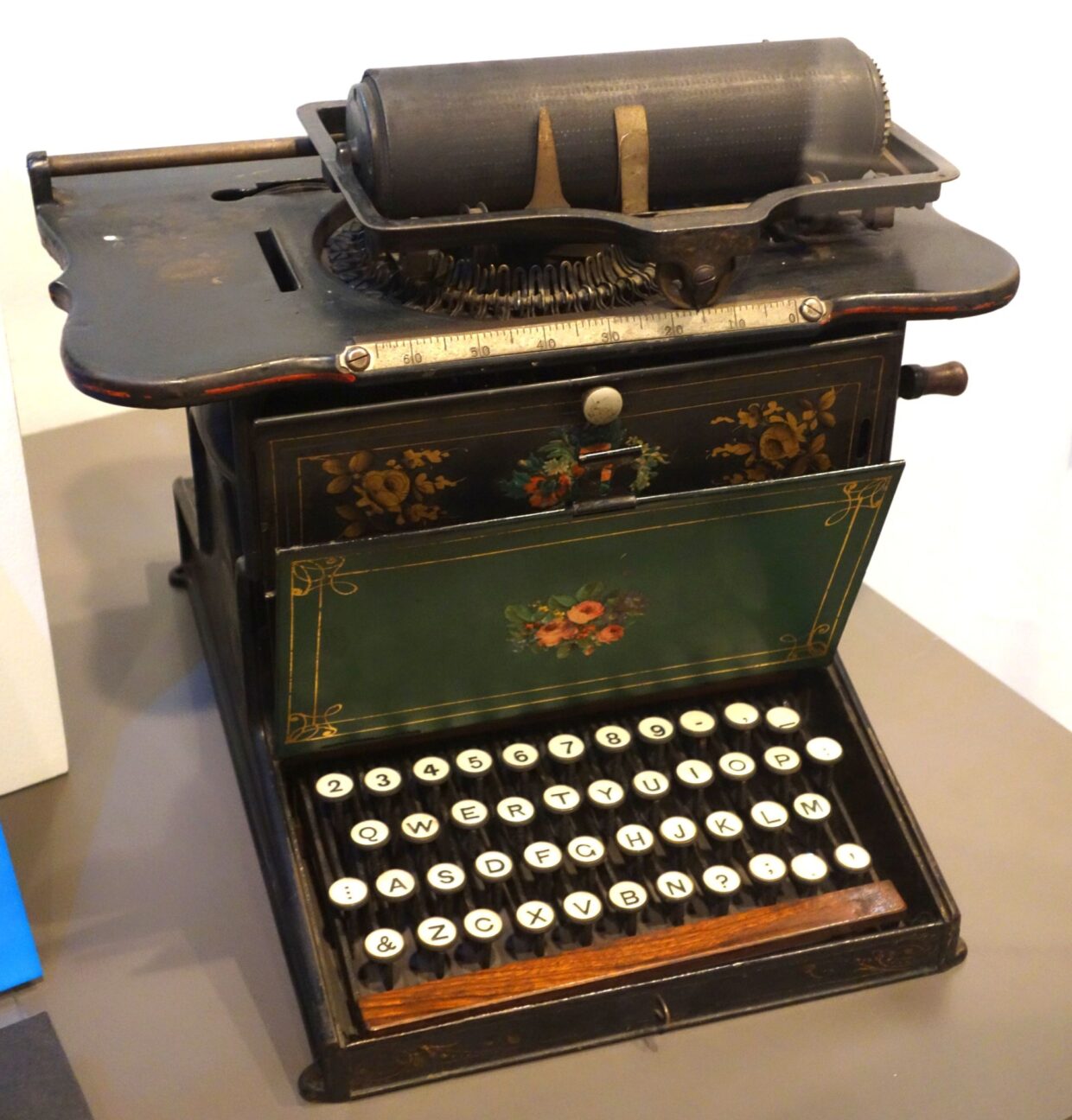 Sholes & Glidden kirjoituskone ("Remington No. 1") vuodelta 1874. Mallissa esiteltiin ensimmäisenä ns. QWERTY-näppäimistö ja se oli myös ensimmäinen kaupallisesti menestynyt kirjoituskone. Kuva: Wikimedia Commons