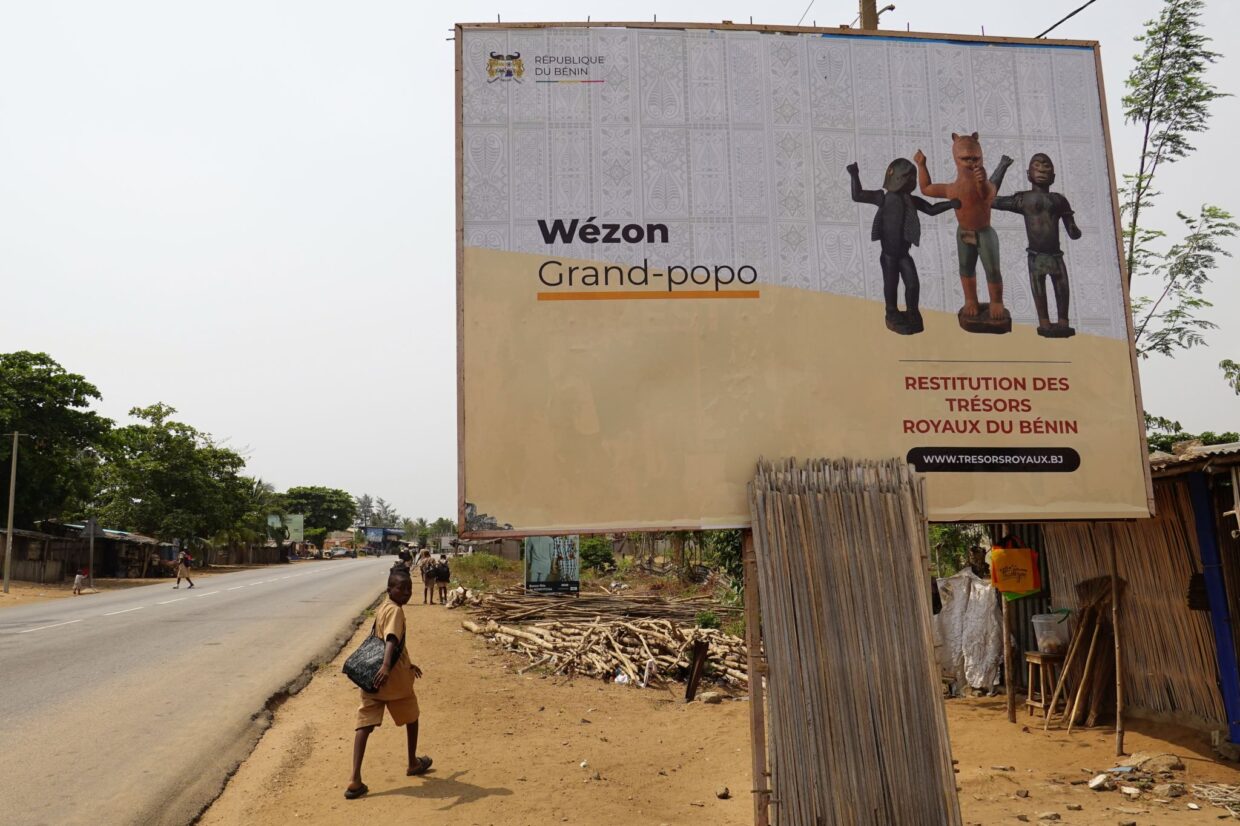 Dahomeyn kokoelmia mainostettiin loppuvuodesta 2021 Grand-Popon kylässä Beninissä. Kuva: Heikki Kastemaa