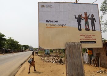 Dahomeyn kokoelmia mainostettiin loppuvuodesta 2021 Grand-Popon kylässä Beninissä. Kuva: Heikki Kastemaa