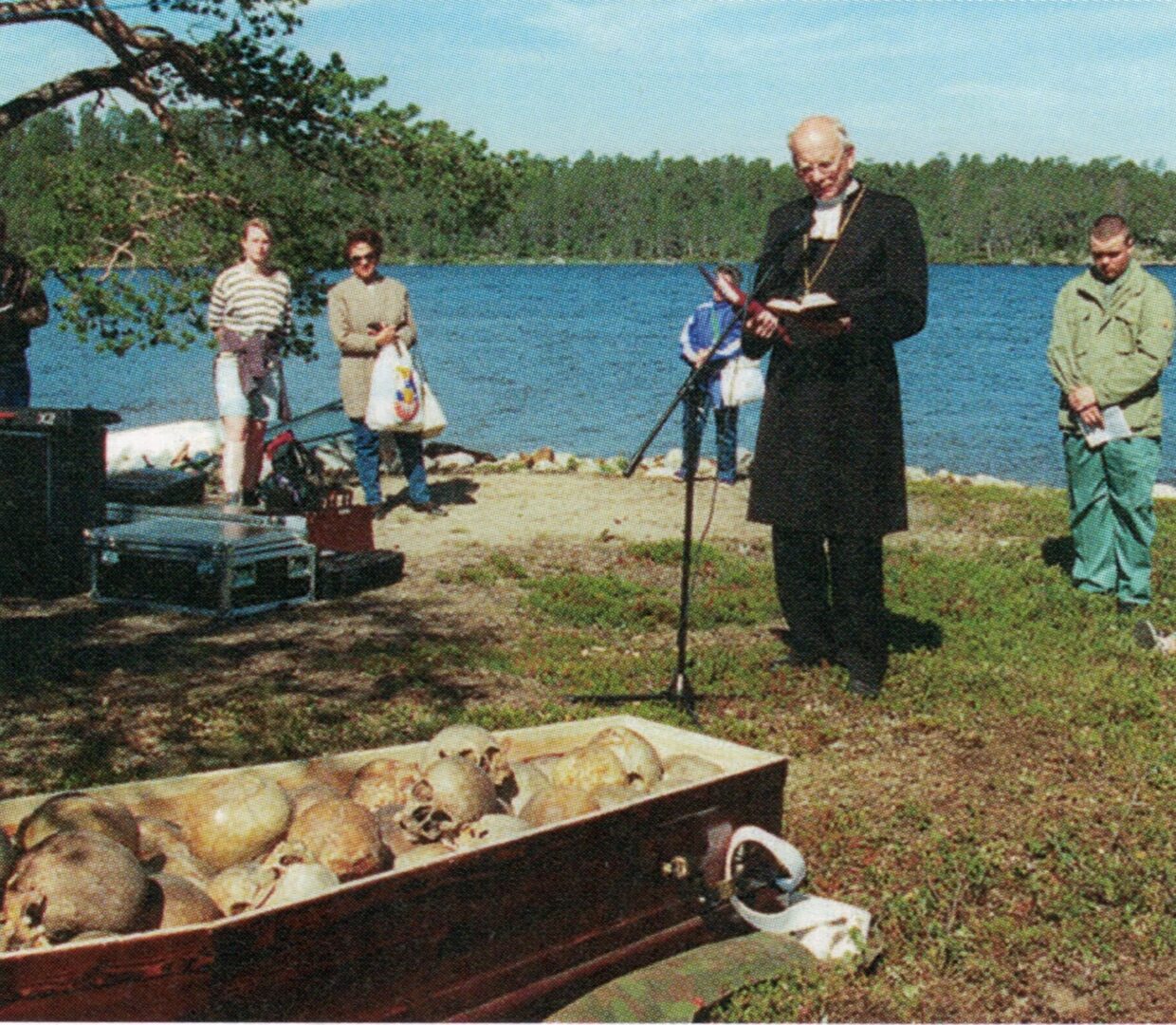 Vuonna 1995 Inarin hautuumaasaaressa piispa Olavi Rimpiläinen siunasi uudelleen maan lepoon inarinsaamelaisten jäänteitä. Aloite tuli saamelaisilta. Lehtolan kirjan kuvitusta. Kuva: Markku Leskinen.