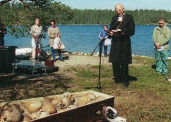 Vuonna 1995 Inarin hautuumaasaaressa piispa Olavi Rimpiläinen siunasi uudelleen maan lepoon inarinsaamelaisten jäänteitä. Aloite tuli saamelaisilta. Lehtolan kirjan kuvitusta. Kuva: Markku Leskinen.