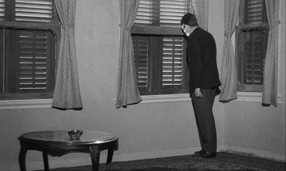 Mies sälekaihtimien (ransk. 'jalousie') takana. Kuva Alain Robbe-Grillet'n elokuvasta L'immortelle (1963).