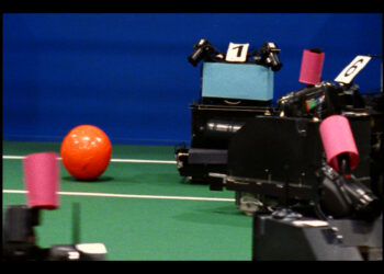 Pysäytyskuva Mika Taanilan urheiluelokuvasta RoboCup99 (2000). Kuva: Jussi Eerola / Kinotar