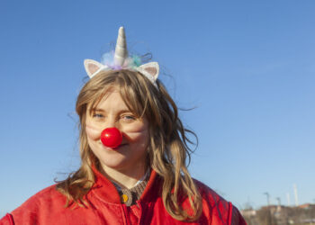 Kritiikki näkyy! -hankkeen virallisena kirjeenvaihtajana toimii näyttelijä Laura Rämän klovnihahmo Niilo-Liisa Rastas. Kuva: Jouko Vatanen