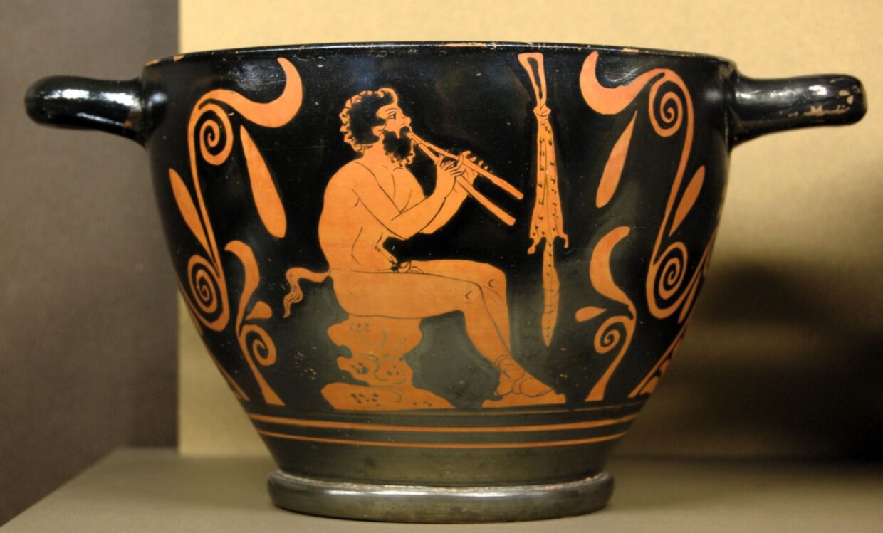 Antiikin kreikassa musiikki ja draama kytkeytyivät monin tavoin toisiinsa. Skyfoksessa satyyri soittaa tupla-aulosta (400 e.a.a.). Louvren kokoelmat. Kuva: Wikimedia Commons