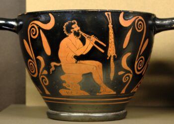 Antiikin kreikassa musiikki ja draama kytkeytyivät monin tavoin toisiinsa. Skyfoksessa satyyri soittaa tupla-aulosta (400 e.a.a.). Louvren kokoelmat. Kuva: Wikimedia Commons