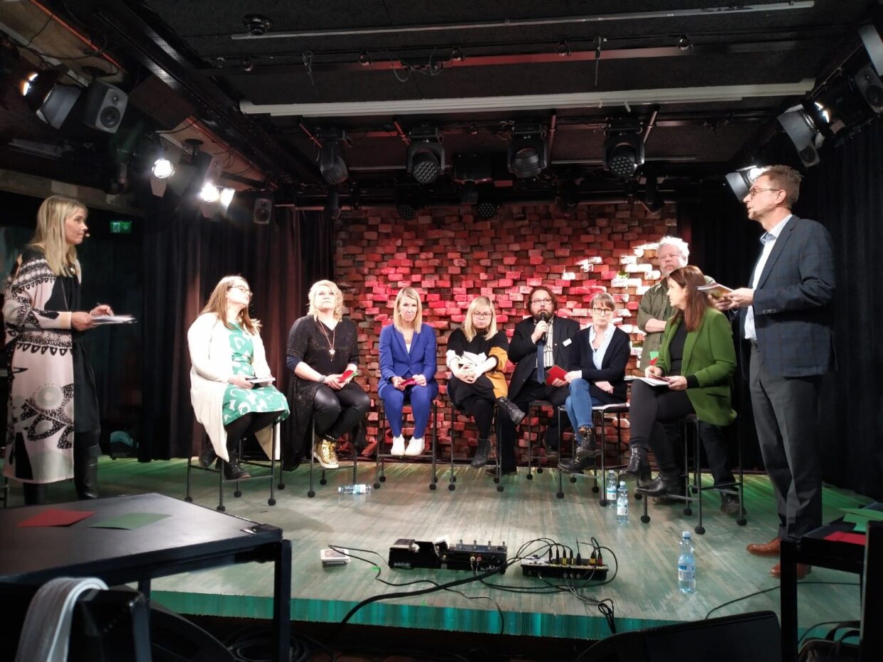 Taideparlamentti kokoontui Helsingin G Livelabin lavalla. Kuva: Leena Pukki