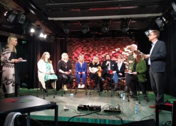 Taideparlamentti kokoontui Helsingin G Livelabin lavalla. Kuva: Leena Pukki