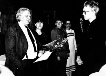 Kritiikin Kannusten palkintojenjakotilaisuus vuonna 1989. Kuvassa oikealla palkittu sarjakuvataiteilija Sami Toivonen