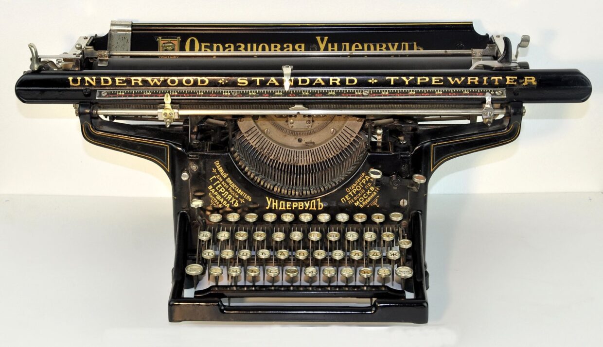 Kyrillisillä kirjaimilla varustettu Underwood Standard -kirjoituskone. Menestyksekkäin Underwood oli malli numero 5