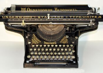 Kyrillisillä kirjaimilla varustettu Underwood Standard -kirjoituskone. Menestyksekkäin Underwood oli malli numero 5