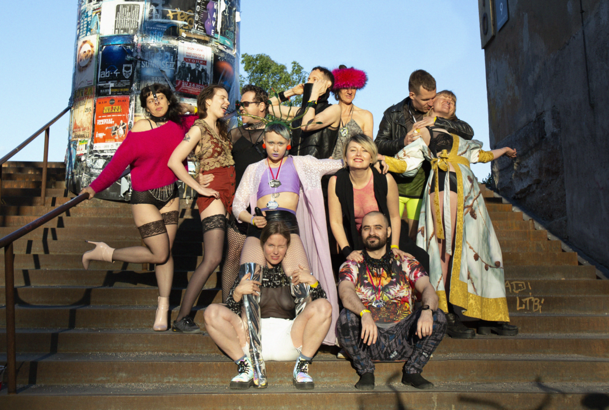 Wonderlust-festivaalia järjestää joukko taidealalla toimivia ja muita seksipositiivisuudesta kiinnostuneita ihmisiä. Tämän vuoden festivaalin takana ovat Anna Natt