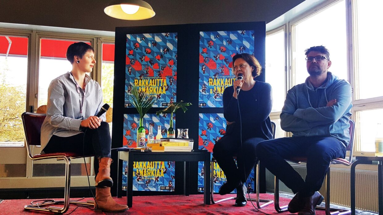 Kriitikko Helena Yläsestä keskustelemassa Anna Möttölä