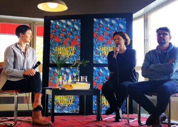 Kriitikko Helena Yläsestä keskustelemassa Anna Möttölä