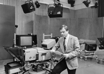 Ylen uutisankkuri Arvi Lind televisiostudiossa 30.3.1988. Kuva: Hannu Lindroos / JOKA