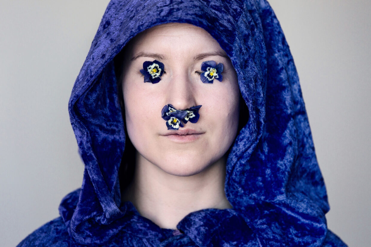 Tanssija Aino Voutilainen koreografi Elina Pirisen teoksessa Brume de Mer. Kuva: Katri Naukkarinen/Zodiak