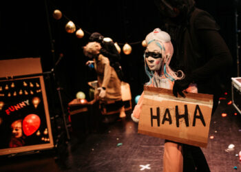 Kuuma Ankanpoikanen purskautti syksyllä 2021 korona-ajan patoumia sekä lajirakkautta nukketeatteriesityksessään FUNNY - the best puppet show ever made. Kuva: Jussi Virkkumaa