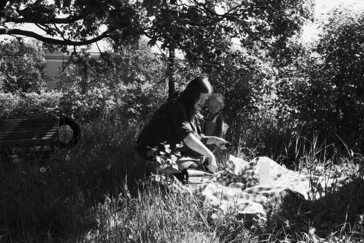 Piknikillä - Maria Laukka Helsingin Tehtaankadulla vuonna 1970. Kuva: Simo Rista (Helsingin kaupunginmuseo)