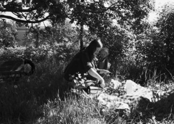 Piknikillä - Maria Laukka Helsingin Tehtaankadulla vuonna 1970. Kuva: Simo Rista (Helsingin kaupunginmuseo)