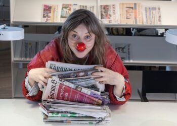 Kritiikki näkyy! -hankkeen kirjeenvaihtaja Niilo-Liisa Rastas (näyttelijä Laura Rämä). Kuva: Jouko Vatanen