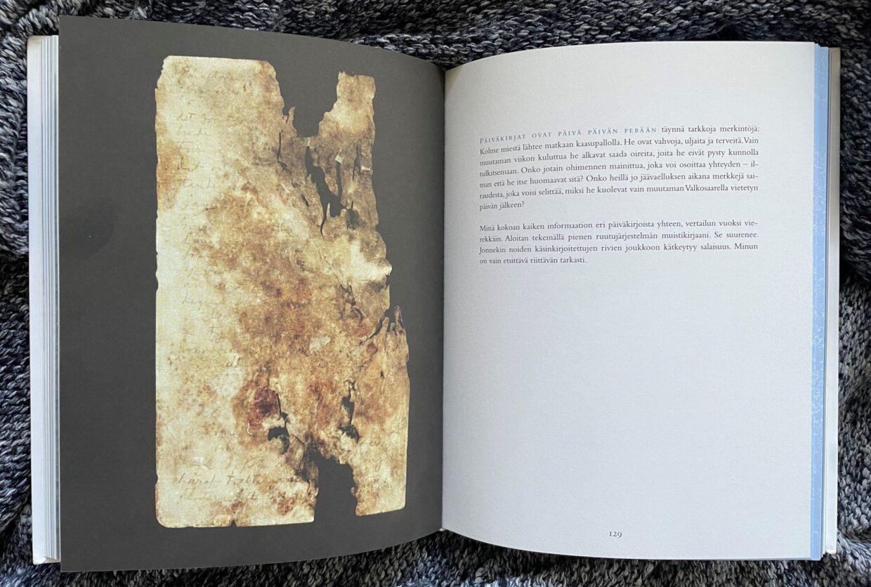 Bea Uusman kirjassa Naparetki: minun rakkaustarinani lähdeaineisto on konkreettisesti läsnä