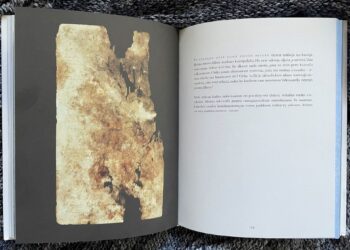 Bea Uusman kirjassa Naparetki: minun rakkaustarinani lähdeaineisto on konkreettisesti läsnä