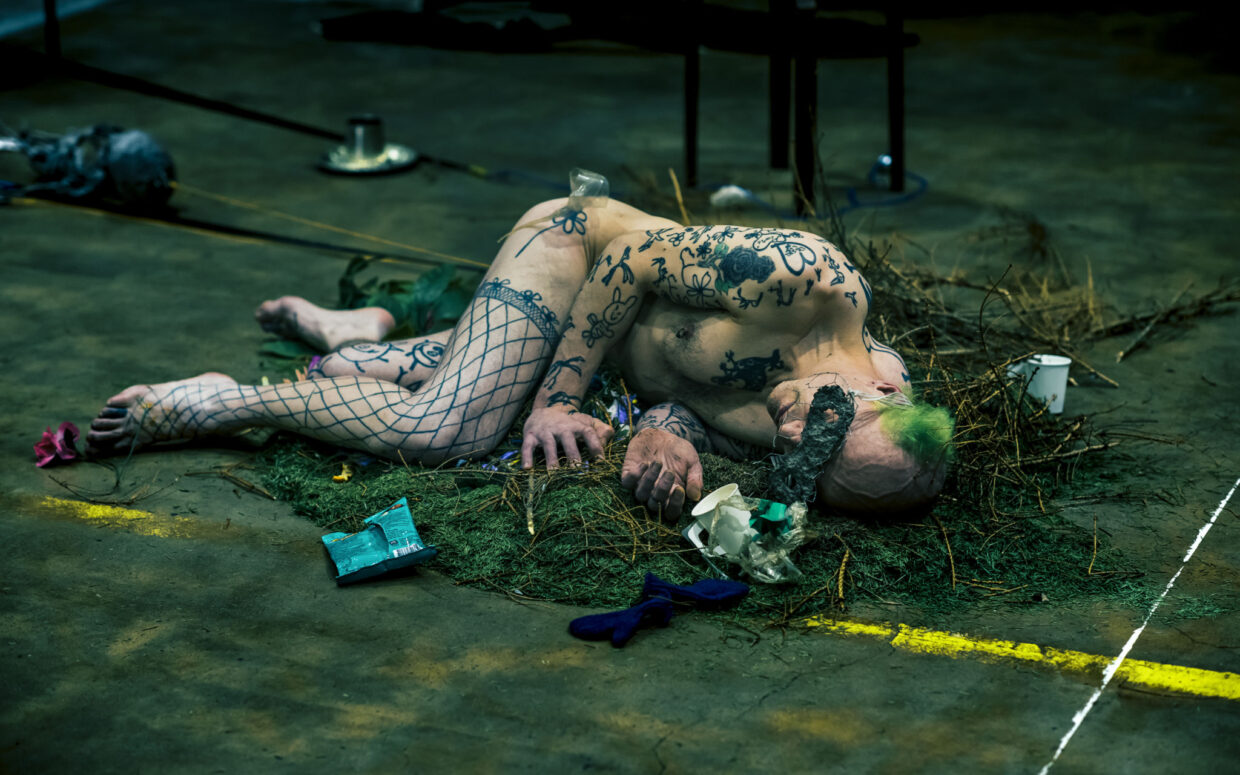 Katri Kainulainen & Maximilian Latva: GLOBUS HYSTERICUS. Kuva: Saara Autere