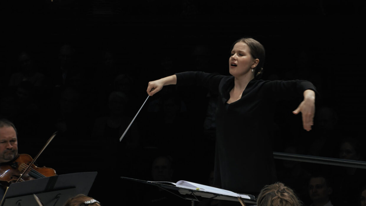 Emilia Hoving johtamassa RSO:ta dokumenttielokuvassa Orkesterin edessä. Kuva: Tuffi films