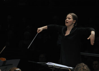 Emilia Hoving johtamassa RSO:ta dokumenttielokuvassa Orkesterin edessä. Kuva: Tuffi films