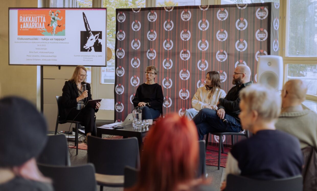 Sarvin ja Rakkautta & Anarkiaa -festivaalin yhteiseen paneelikeskusteluun 16.9.2022 osallistuivat Eija Niskanen (vas.)