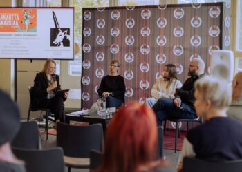 Sarvin ja Rakkautta & Anarkiaa -festivaalin yhteiseen paneelikeskusteluun 16.9.2022 osallistuivat Eija Niskanen (vas.)