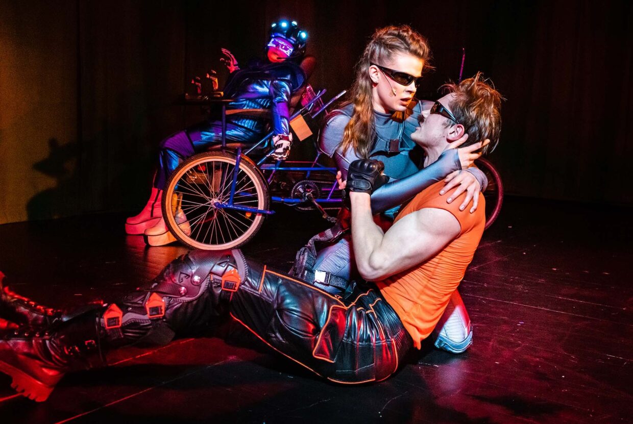 Liila Jokelinin käsikirjoittama ja ohjaama Action Hero -esitys Tampereen Työväen Teatterissa. Kuvassa Inke Koskinen ja Pyry Kähkönen. Kuvaaja: Kari Sunnari / Tampereen Työväen Teatteri