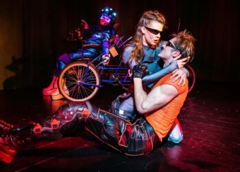 Liila Jokelinin käsikirjoittama ja ohjaama Action Hero -esitys Tampereen Työväen Teatterissa. Kuvassa Inke Koskinen ja Pyry Kähkönen. Kuvaaja: Kari Sunnari / Tampereen Työväen Teatteri