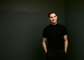 Vuoden 2026 Kritiikin Kannukset -palkinto dramaturgi Rasmus Arikalle