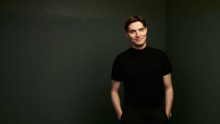 Vuoden 2026 Kritiikin Kannukset -palkinto dramaturgi Rasmus Arikalle